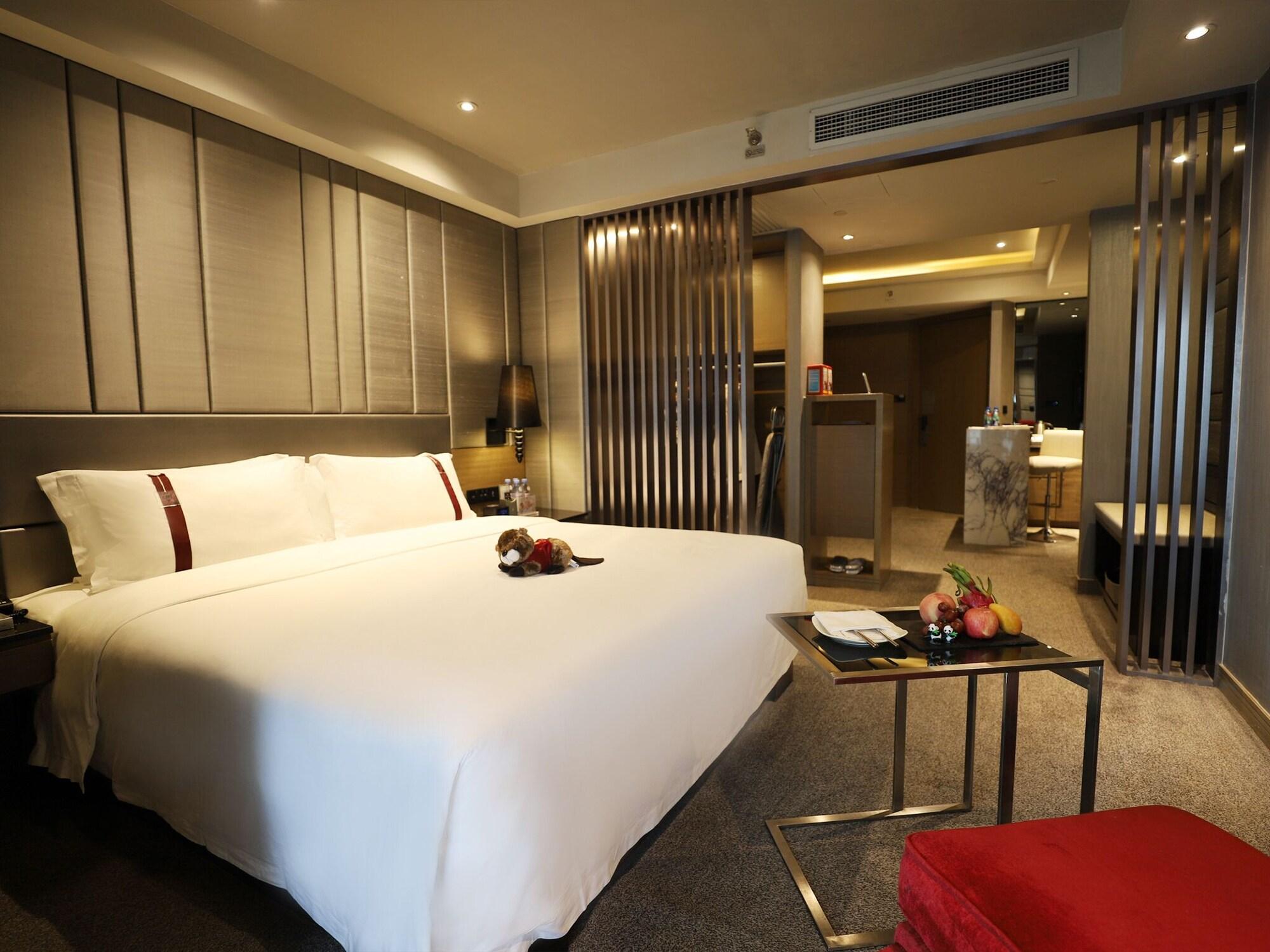 โรงแรมโรมบัส ปาร์ค ออร่า 5*